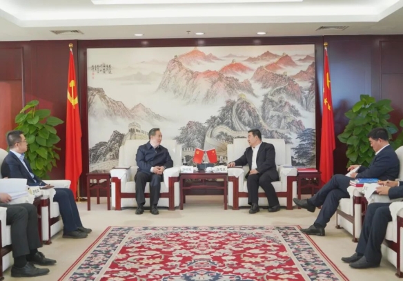 白忠泉董事長與中國貿(mào)促會(huì)會(huì)長任鴻斌會(huì)談